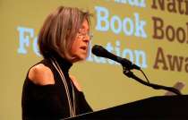 Entre sus títulos también destacan: “The Wild Iris (El iris salvaje)”, que recibió el Premio Pulitzer de poesía en 1993