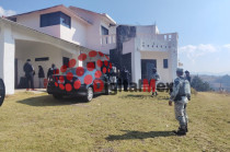 Autoridades resguardan la vivienda donde fue localizado un hombre sin vida