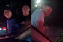 En un video del incidente se observa a tres hombres descendiendo de su vehículo para romper el parabrisas, limpiaparabrisas y patear las puertas 