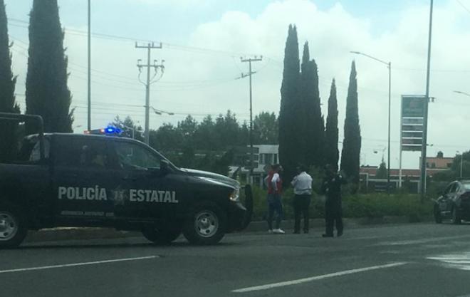 Testigos informaron que la mujer cruzaba la vialidad y casi al llegar al camellón fue alcanzada por la camioneta.