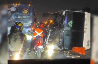 El accidente ocurrió en el kilómetro 49+000 de la vía de cuota, lo que complica la circulación hacia la Ciudad de México.