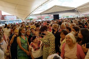 Cerca de tres mil abuelitos bailaron al ritmo de la Auténtica Santanera de Gildardo Zarate.