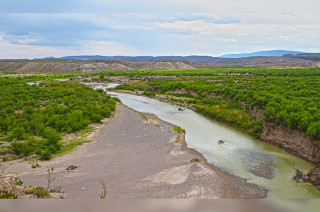 El Río Bravo, que une y abastece a México y Estados Unidos, será gestionado bajo un histórico acuerdo bilateral para garantizar agua a ambos países.