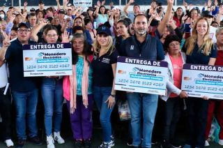 Romina Contreras encabezó la entrega del tercer apoyo del Monedero Electrónico “Huixquilucan Contigo 2023”, en el Barrio de San Martín.
