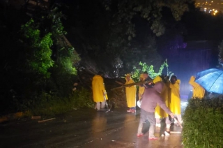 Lluvia provoca tres deslaves en #Huixquilucan; trabajan a marchas forzadas