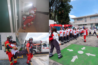 El personal guardó un minuto de silencio por las víctimas de sismos de 1985 y 2017