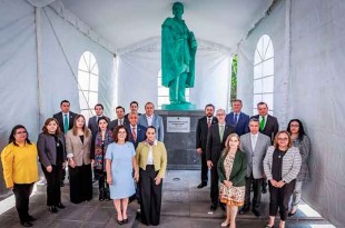 Mediante esta escultura se rinde homenaje a quien, con su pensamiento, logró grandes cambios en nuestra nación e institución.