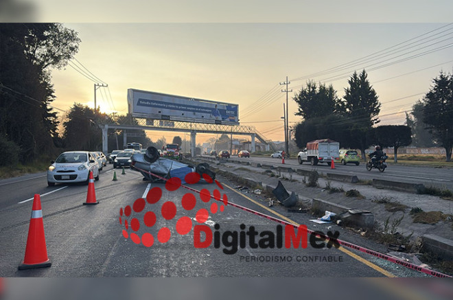Un vehículo terminó volcado sobre la carretera Toluca–Tenango tras intentar esquivar el acordonamiento colocado por el accidente del motociclista.
