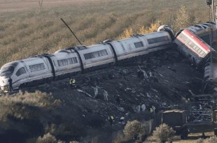 Equipos de emergencia trabajan entre los restos de los trenes de alta velocidad que chocaron en Toledo, España, mientras continúa la búsqueda de víctimas.