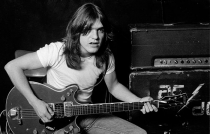 Muere Malcolm Young, guitarrista y cofundador de AC/DC