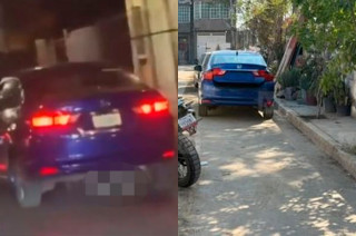 La unidad presenta un golpe en la parte frontal y fue hallada con la cajuela abierta, sin personas a bordo.