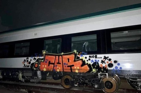 Este grafiti afecta al Tren Maya, una de las obras insignia del gobierno federal, suscitando preocupación entre los pasajeros.