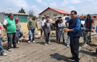 Entregan más de 20 toneladas de cemento para pavimentar calles en Almoloya de Juárez