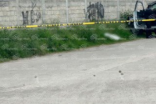 Vecinos escucharon varias detonaciones y posteriormente localizaron al joven tendido sobre la calle; permanece en calidad de desconocido.