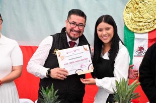 La presidenta municipal, Carmen Albarrán Gabriel, encabezó el abanderamiento de su escolta y entregó reconocimientos a quienes participaron en la consolidación del proyecto.