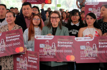 La alcaldesa Azucena Cisneros Coss reconoció que el costo del transporte representa una barrera para muchos jóvenes