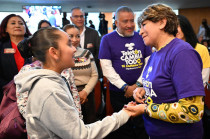 Delfina Gómez con usuaria de la Fundación Teletón