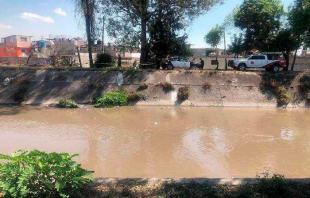 Hallan cuerpo flotando en canal de aguas negras en #Naucalpan