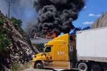 El incidente ocurrió en el túnel El Sinaloense, ubicado en el kilómetro 168 del tramo carretero, donde los atacantes bloquearon la salida con camiones.