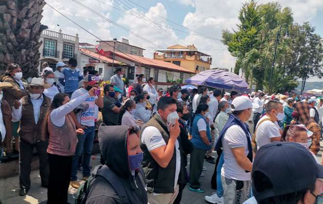 Decenas de pobladores marcharon por diversas vías municipales impidiendo la circulación en vías primarias hasta llegar a la explanada frente al palacio municipal