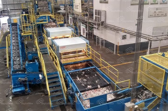 Planta industrial en operación, símbolo de la actividad manufacturera que Canacintra busca fortalecer mediante la diversificación de mercados y el impulso al contenido nacional.