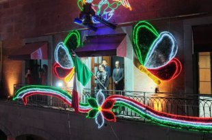 La presidenta municipal de Zumpango, Roselia Viridiana García Alquicira, encabezó la ceremonia del Grito de Independencia.