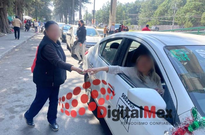 Desde adultos hasta menores que esperan alguna noticia de quienes están internados en esta clínica del IMSS, reconocieron este gesto de solidaridad de los choferes, que muchas veces son también quienes les trasladan desde sus domicilios a esta clínica.