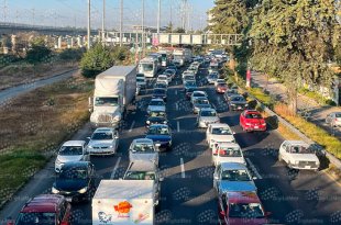 Tránsito vehicular sobre la carretera Toluca-Tenango, una de las principales vías de conexión hacia el sur del Estado de México.