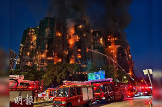 El fuego, que afecta a siete edificios del complejo Wang Fuk Court, ha estado activo por más de ocho horas y se encuentra “gradualmente bajo control”.