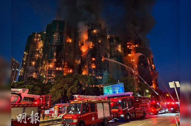 El fuego, que afecta a siete edificios del complejo Wang Fuk Court, ha estado activo por más de ocho horas y se encuentra “gradualmente bajo control”.