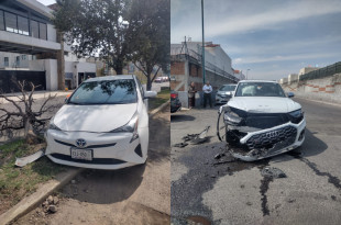 Vehículos involucrados en el choque registrado en calles de Metepec, donde el impacto provocó daños al camellón central y al arbolado urbano