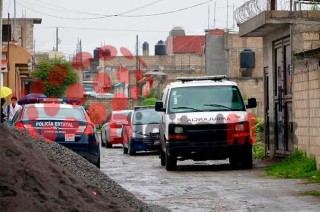 Confirmaron el fallecimiento de un hombre, el cual quedó frente a la entrada de una casa y junto a un carro color blanco.