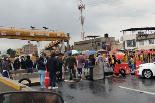 Padres de familia y docentes bloquearon la autopista México-Puebla, a la altura del puente de Tlapacoya.