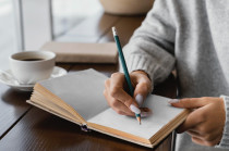 La escritura se ha posicionado como una práctica accesible para el cuidado de la salud mental.