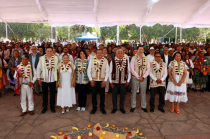 Asistentes a la conmemoración del tercer aniversario de la Sala de Asuntos Indígenas en San Felipe del Progreso