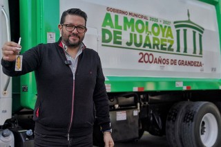 El alcalde Adolfo Solis anuncia la entrega de camiones recolectores, ambulancias y un camión de bomberos para mejorar la recolección de basura, alumbrado público y atención de emergencias.