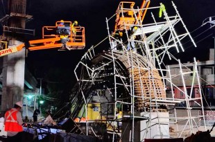 La estructura de un pilar se inclinó sobre su costado, y las varillas de gran altura quedaron vencidas