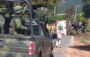 Vuelca cisterna de PEMEX con 20 mil litros de combustible en Tenancingo