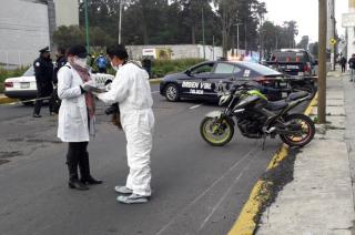 La mujer quedó tirada a unos 40 metros del motociclista y su vehículo.