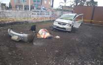 Fuentes policiales indican que el conductor del automóvil color gris perdió el control y volcó hasta impactar contra la barda perimetral