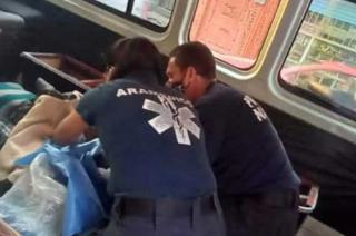 Paramédicos solicitaron apoyo de una ambulancia para auxiliarla en el traslado 