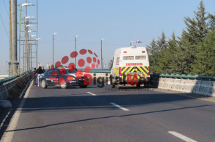 Personal de la Fiscalía Mexiquense realiza las diligencias en el punto donde fue hallado el hombre sin vida