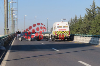 Personal de la Fiscalía Mexiquense realiza las diligencias en el punto donde fue hallado el hombre sin vida