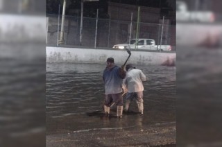 Destapan coladeras para frenar el caos por la lluvia.