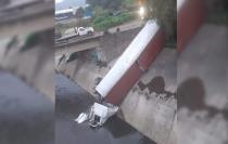 El tráiler quedó en picada recostado sobre el talud.