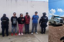 Los detenidos fueron sorprendidos dentro de un tractocamión con reporte de robo que presentaba huellas de desvalijamiento.