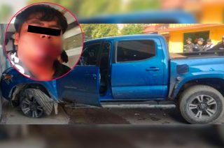 La camioneta robada fue localizada tras una persecución que concluyó con un choque contra un inmueble en San Pedro Atzompa.