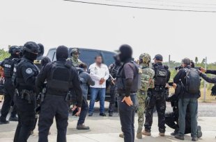 Miguel Sánchez Altamirano y Carlos Alberto “N”, alias “La Parca”, fueron detenidos en Oaxaca y trasladados bajo custodia de fuerzas federales.