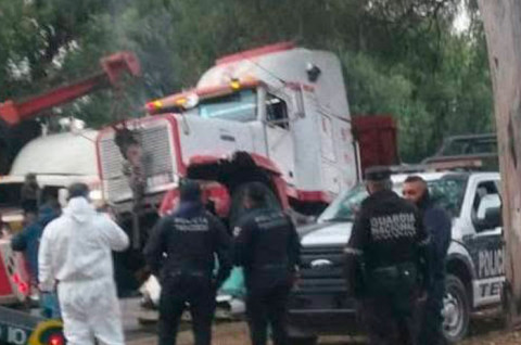 El operador del tráiler abandonó la unidad y escapó; autoridades investigan las causas del choque.