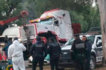 El operador del tráiler abandonó la unidad y escapó; autoridades investigan las causas del choque.